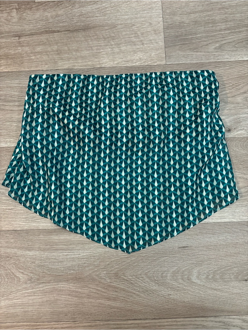 Lulu's Teal and Cream Geometric Print Top V shape